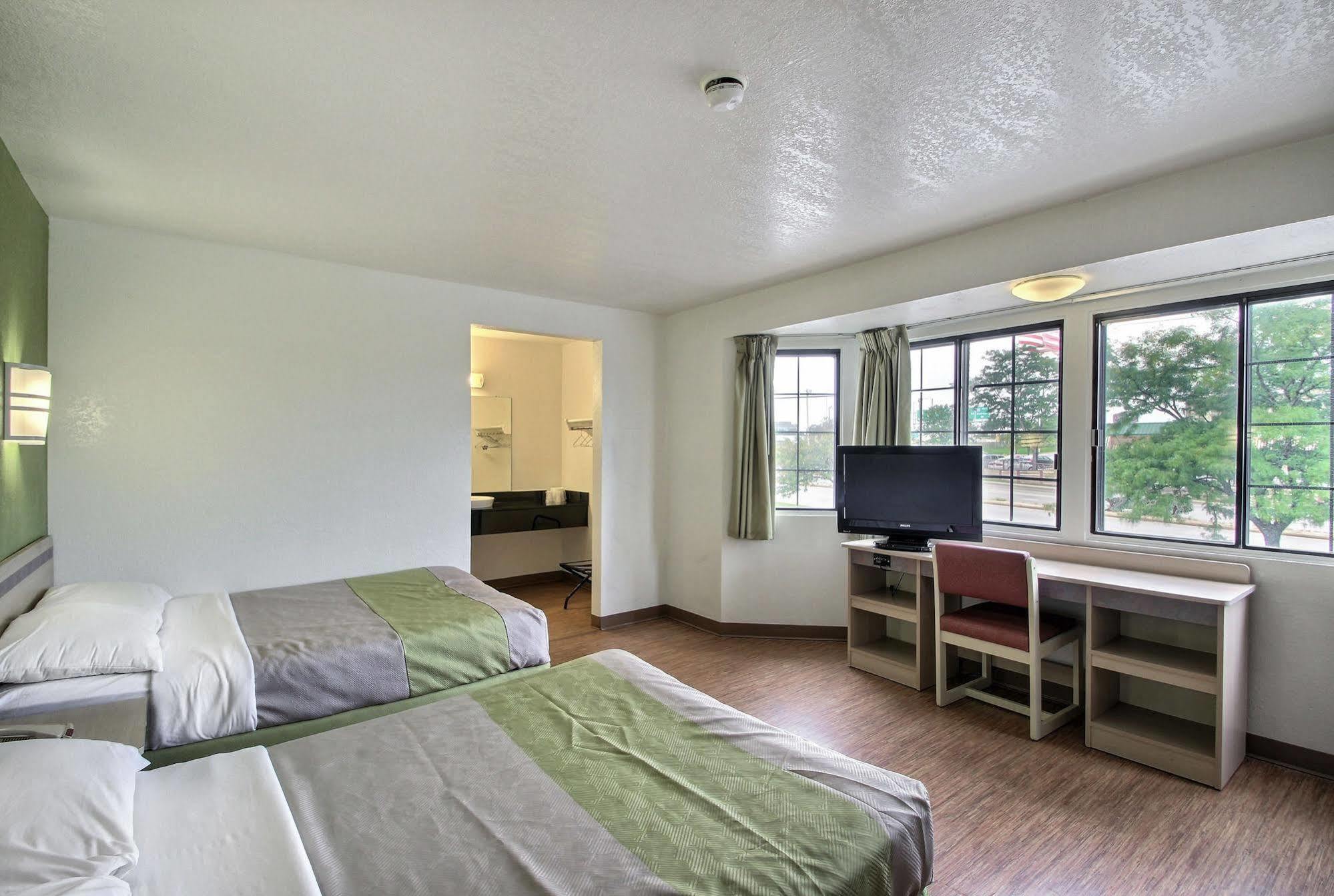 Motel 6 Milwaukee West - Brookfield Exterior photo